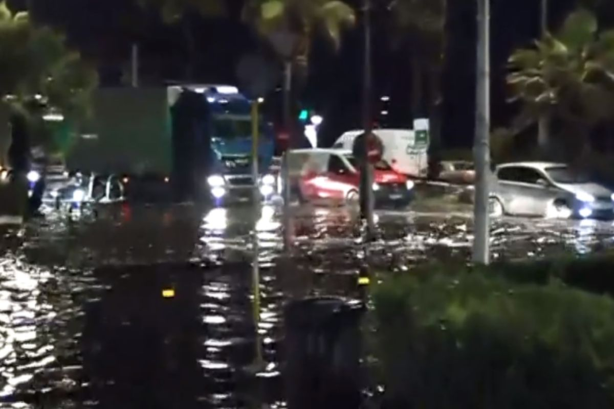 Πλημμύρισε ο Φλοίσβος από τη βροχή - Δύσκολη η κυκλοφορία στη Λ. Ποσειδώνος