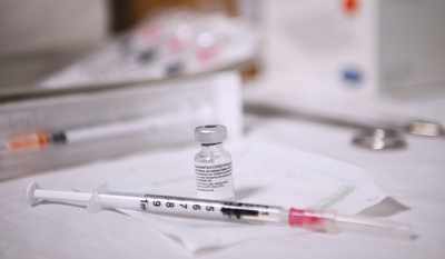 Έρευνα Columbia: Τα νέα σούπερ εμβόλια κατά της Όμικρον 5 είναι... ίδια με τα παλιά