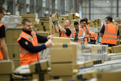Απεργούν οι εργαζόμενοι της Amazon διεκδικώντας υψηλότερους μισθούς