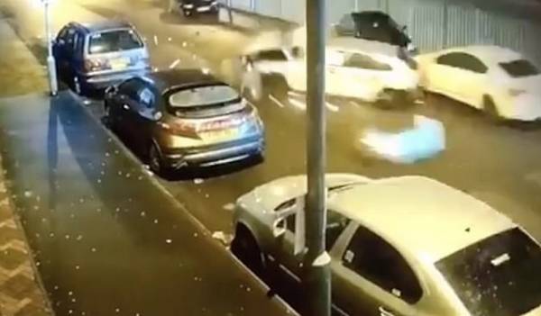 Βίντεο: Αυτοκίνητο που καταδιώκεται από περιπολικό διαλύει σταθμευμένα οχήματα