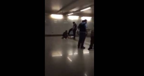 ΕΔΕ για τον αστυνομικό που κλώτσησε άνδρα με γύψο και πατερίτσες στο μετρό (video)