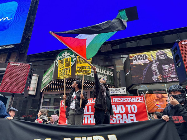 Η Χαμάς «κατέλαβε» την Times Square – «Η αντίσταση είναι δικαιολογημένη», φωνάζουν (Βίντεο)