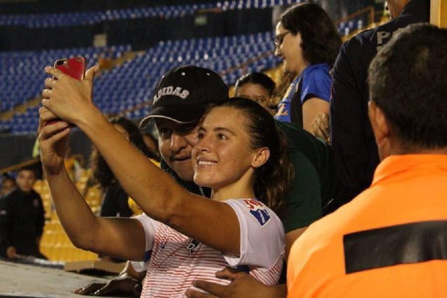 Ποδοσφαιρίστρια πήγε για selfie στην κερκίδα και θεατής την χούφτωσε