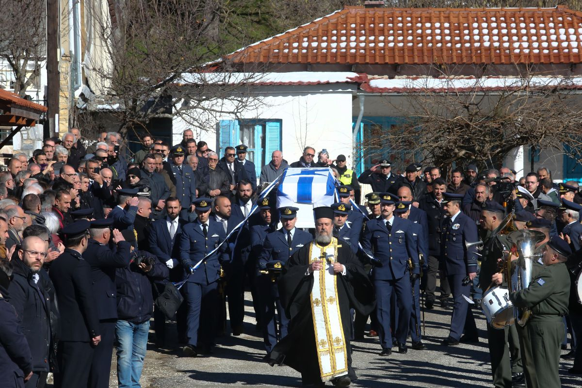Θρήνος στην κηδεία του Σμηναγού Τσιτλακίδη: «Στάθη μου…», η κραυγή της μητέρας του