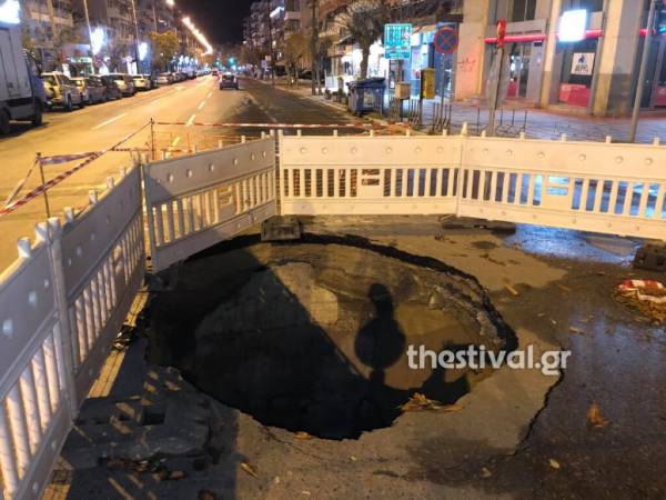 Άνοιξε η γη: Λακκούβα επτά μέτρων στο κέντρο της Θεσσαλονίκης (Φωτογραφίες)