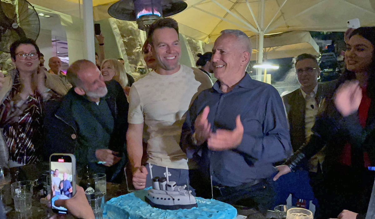 Γενέθλια - έκπληξη του Κασσελάκη στον Αποστολάκη με τούρτα… φρεγάτα