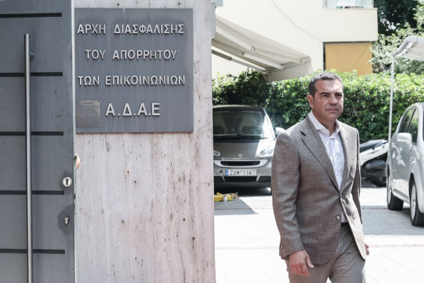 ΣΥΡΙΖΑ: Ο Τσίπρας δίνει το tempo του μετώπου απέναντι στον Μητσοτάκη – Τι λέει για Καραμανλή