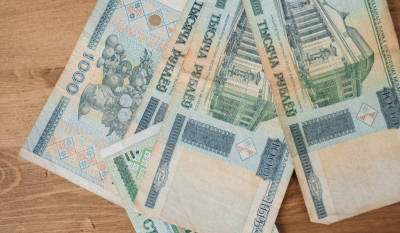 Ρωσία: Μόνο σε ρούβλια θα μπορούν οι πολίτες να κάνουν ανάληψη χρημάτων