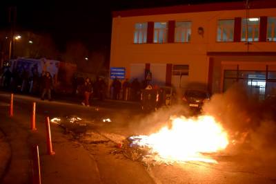 Λέσβος: Συνεχίζονται τα επεισόδια ⎯ Διαδηλωτές «έσπασαν» περιπολικό (video)