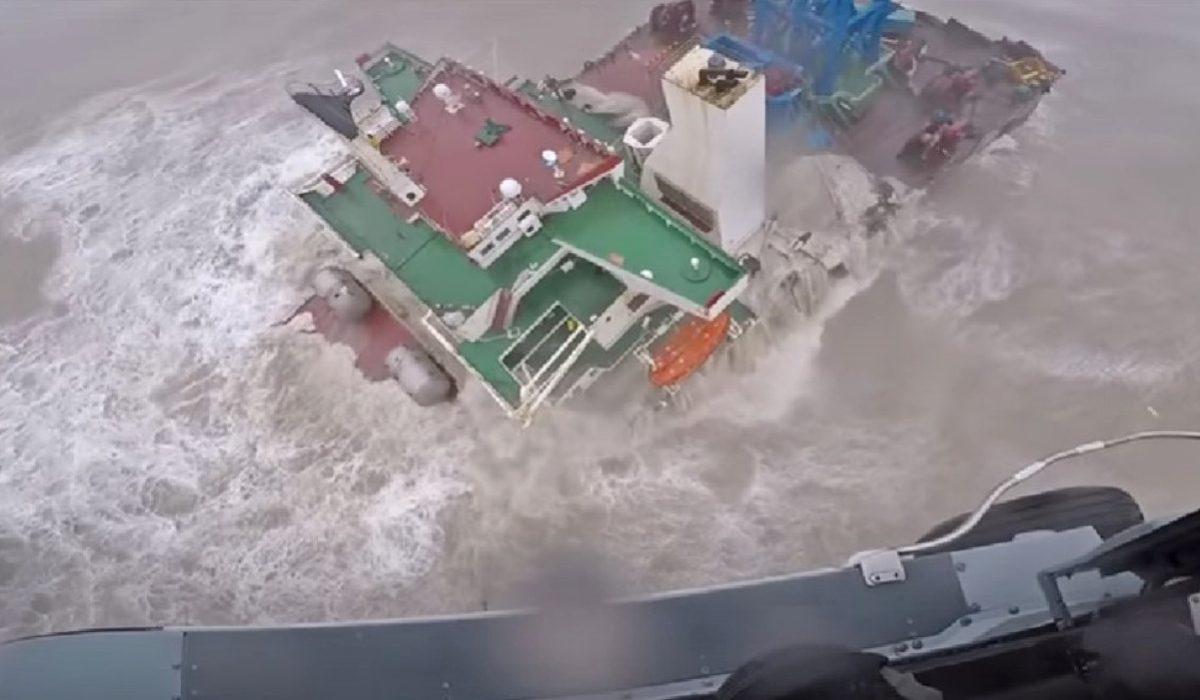 Χονγκ Κονγκ: Πλοίο έσπασε στα δύο και βυθίστηκε σε τροπική καταιγίδα - Τρομακτικό βίντεο