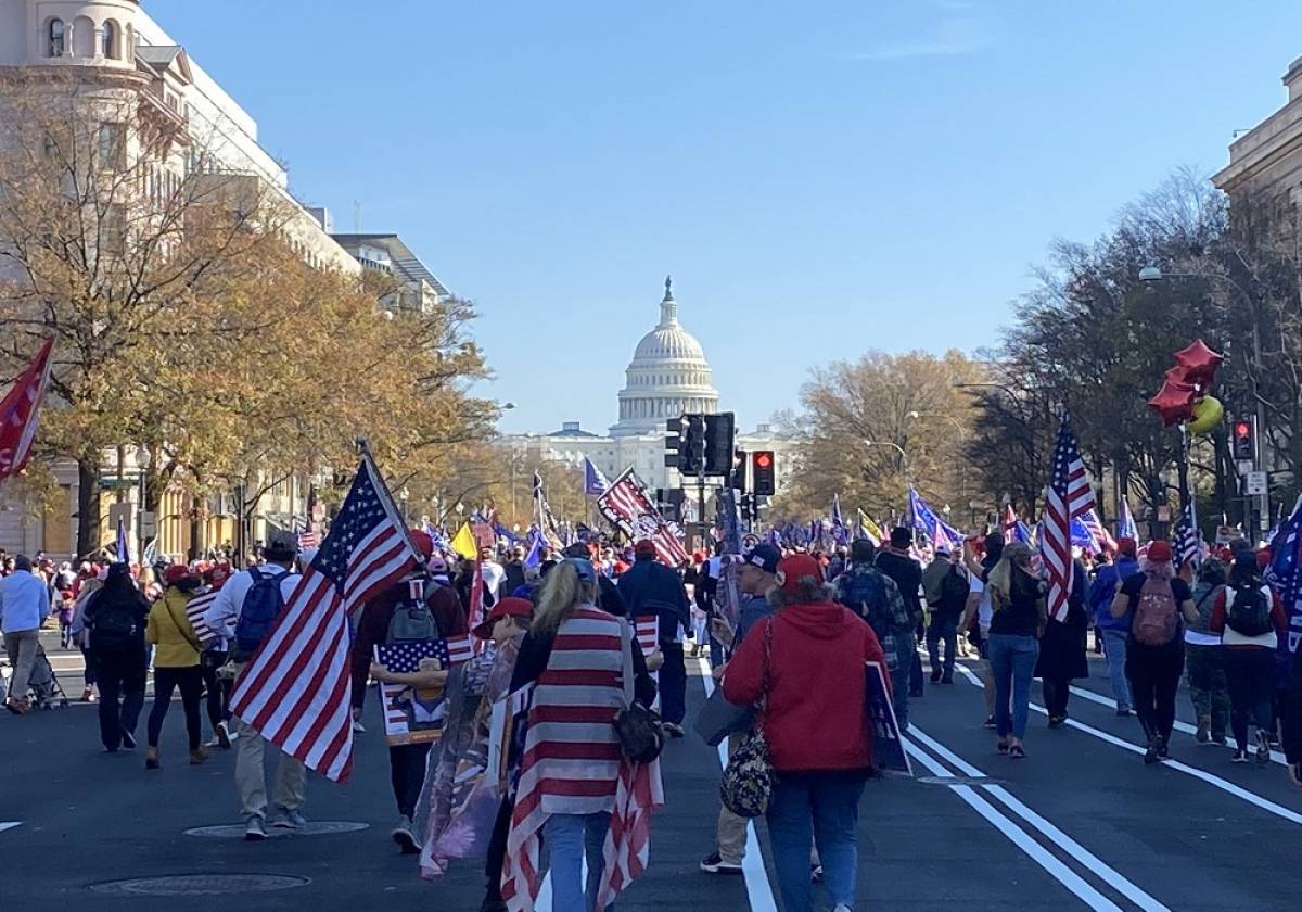 Διαδηλωτές συρρέουν στους δρόμους της Ουάσινγκτον για να στηρίξουν τον Ντόναλντ Τραμπ
