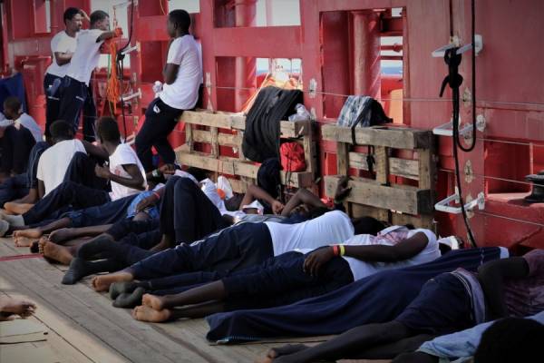 Τελειώνουν τα τρόφιμα στο πλοίο που μεταφέρει 356 μετανάστες