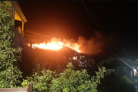 Φωτιά στην Τζιά - Καίει κοντά σε σπίτια στον οικισμό Κορρησία