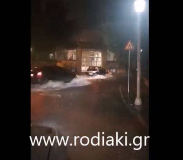 «Σαρώνει» τη Ρόδο ο «Γηρυόνης»: Πλημμύρισαν δρόμοι, διακοπές ρεύματος σε χωριά