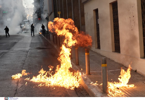 Επεισόδια στα Εξάρχεια μετά το συλλαλητήριο: Φωτιές και μολότοφ - Με εγκαύματα αστυνομικός