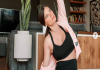 Χριστίνα Μπόμπα: Με φουσκωμένη κοιλίτσα κάνει γυμναστική στο σαλόνι της