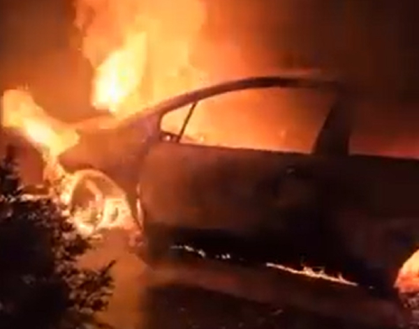 Δολοφονία Χρήστου Γιαλιά στη Μάνδρα: Βίντεο με το αυτοκίνητό του στις φλόγες αμέσως μετά την εκτέλεση
