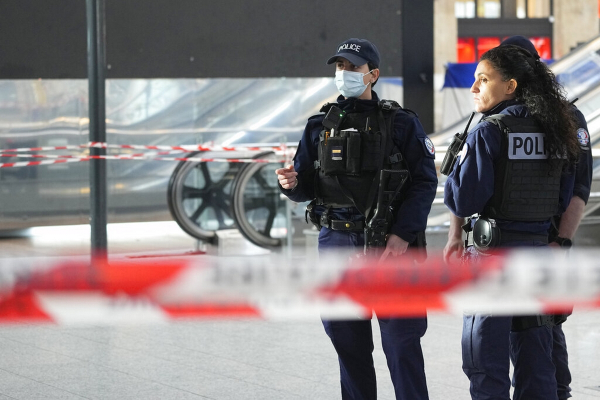 Παρίσι: Η αυτοκτονία ενός άνδρα προκάλεσε πανικό σε εμπορικό κέντρο