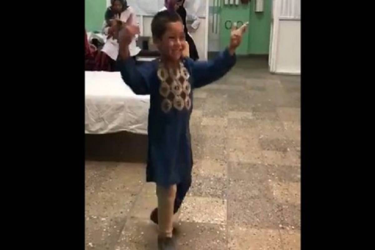 H ιστορία του 5χρονου που συγκίνησε το διαδίκτυο χορεύοντας με το νέο προσθετικό του μέλος