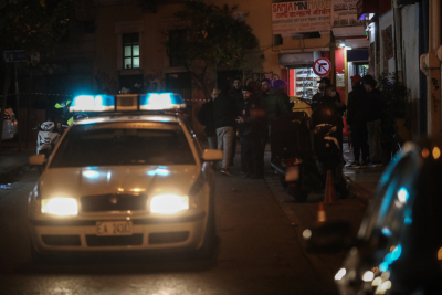 Καταδίωξη στο κέντρο της Αθήνας - Έκλεψε Mercedes αλλά... ακινητοποιήθηκε σε πεζοδρόμιο