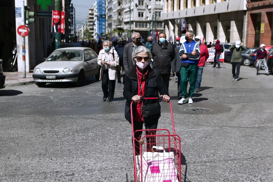«Ραβασάκι» - σοκ σε συνταξιούχους: Το κράτος τούς ζητά πίσω χιλιάδες ευρώ