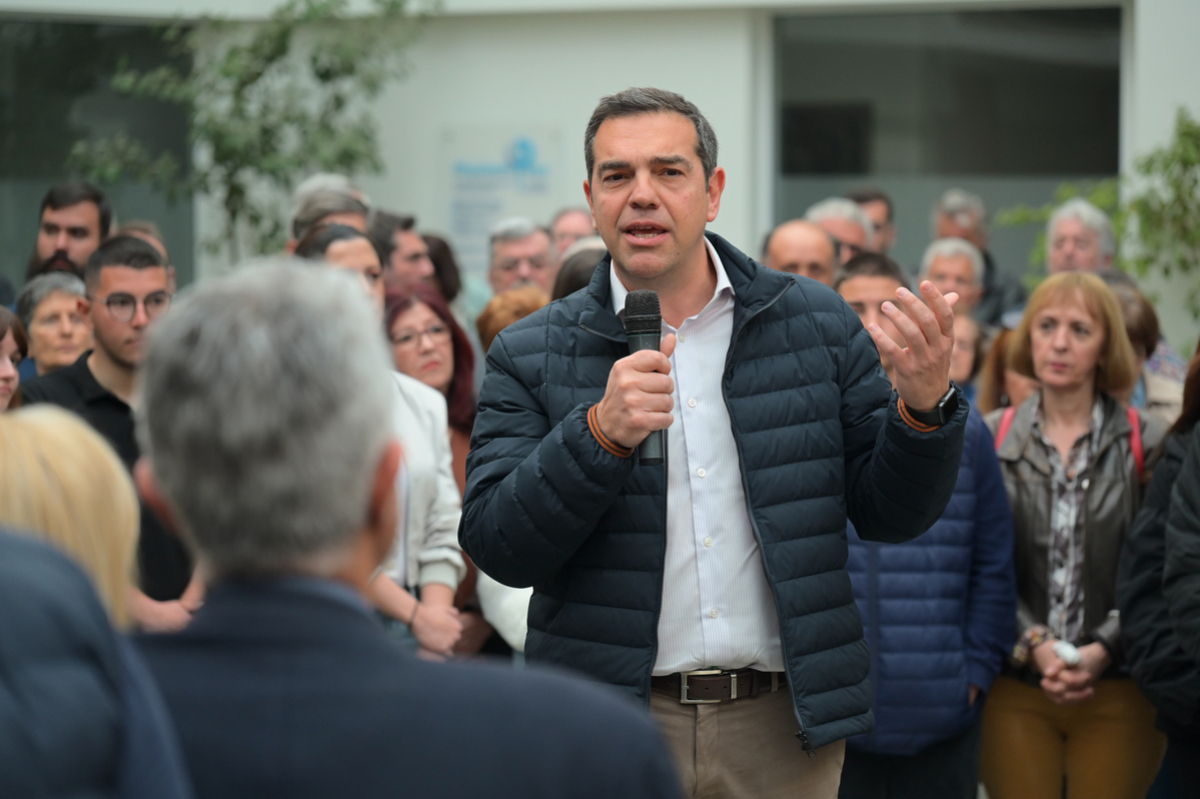 ΣΥΡΙΖΑ: Με απαντήσεις για μισθούς, τιμές και χρέη ο Τσίπρας απέναντι στην τοξικότητα της ΝΔ