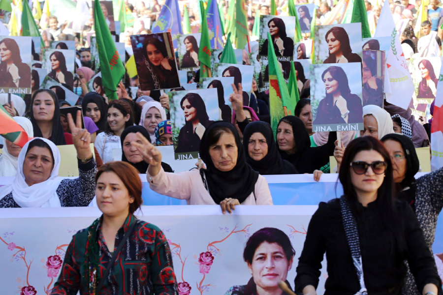 Ιράν: Τρομακτικές καταγγελίες - Πυροβολούν γυναίκες διαδηλώτριες στο πρόσωπο και τα γεννητικά όργανα