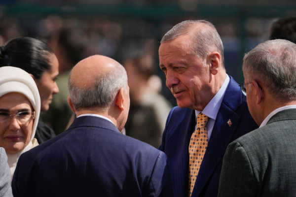 Κουρασμένος και μπροστά σε ελάχιστο κόσμο ο Ερντογάν παραδέχτηκε την ήττα: «Το κόμμα έχασε ύψος»