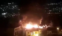 Βόλος: Μεγάλη φωτιά έξω από αστυνομικό τμήμα – Περιπολικό κι άλλα 4 ΙΧ τυλίχθηκαν στις φλόγες