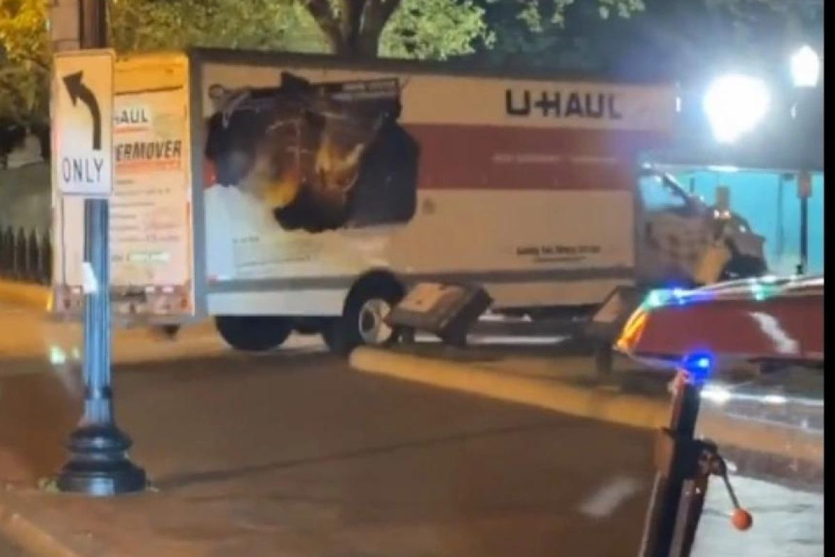 ΗΠΑ: Φορτηγό έπεσε πάνω σε μπάρες σε μικρή απόσταση από τον Λευκό Οίκο - Συνελήφθη ο οδηγός