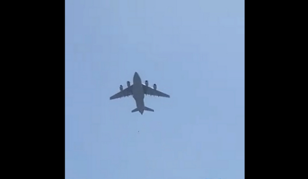 Σοκαριστικό βίντεο: Άνθρωποι πέφτουν από αεροπλάνο που φεύγει από Αφγανιστάν
