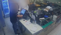 Καρέ - καρέ ληστεία σε ψητοπωλείο στην Πεύκη: Ηλικιωμένος πελάτης δεν πήρε «μυρωδιά» (Βίντεο)