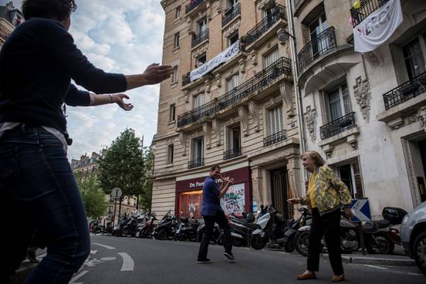 Παρίσι: Dj παίζει μουσική σε μπαλκόνι και πολίτες χορεύουν στον δρόμο 