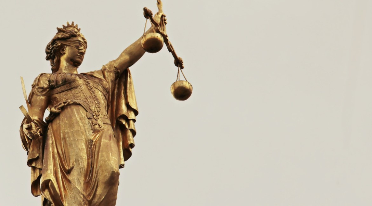 Ολομέτωπη επίθεση δικηγόρων σε Μητσοτάκη: Επιμένει να αγνοεί τα σημαντικά προβλήματα του κλάδου