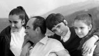 «Ορεινές Συμφωνίες»: Στην πρεμιέρα της ταινίας για τη ζωή του πατέρα του ο Κυρ. Μητσοτάκης
