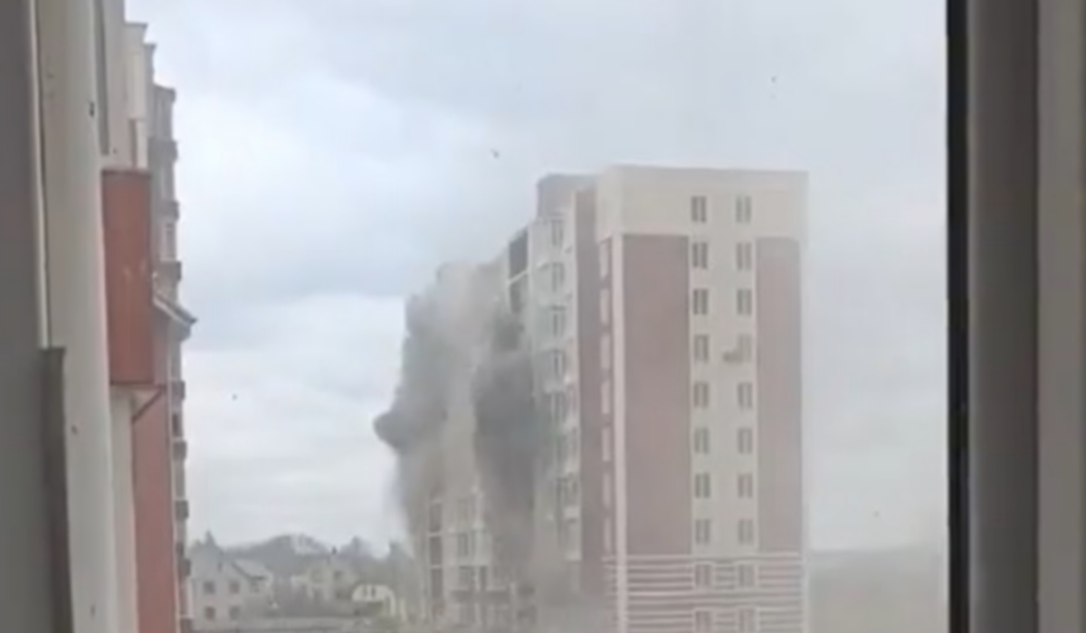 Ουκρανία: Τρομακτικό βίντεο από βομβαρδισμό πολυκατοικίας