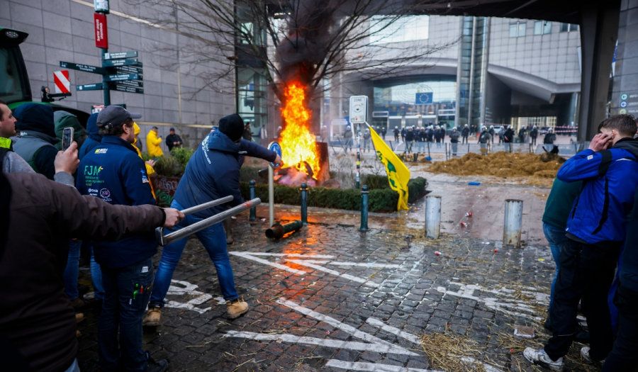 Επεισόδια στις Βρυξέλλες με τους αγρότες: Φωτιές, πέτρες, αυγά και χημικά έξω από το Ευρωκοινοβούλιο