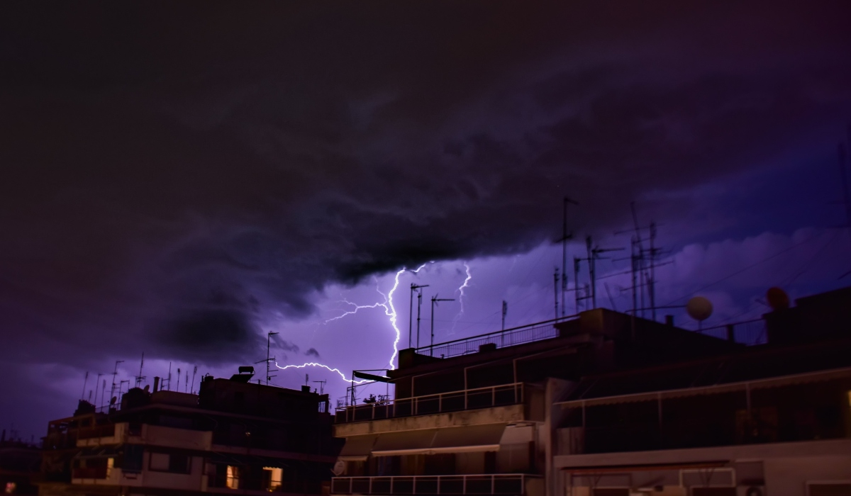 Έκτακτη σύσκεψη για την κακοκαιρία Αριελ: Ραγδαίες καταιγίδες και ισχυροί άνεμοι - 22 οδηγίες προς όλους