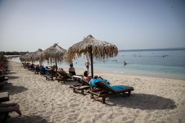 Παραλίες: Νέοι κανόνες με καφέ αλλά χωρίς μουσική - Οι αποστάσεις στις ομπρέλες