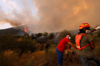 Ανεξέλεγκτη η φωτιά στην Κάρυστο - Απειλούνται σπίτια, εκκενώνονται χωριά