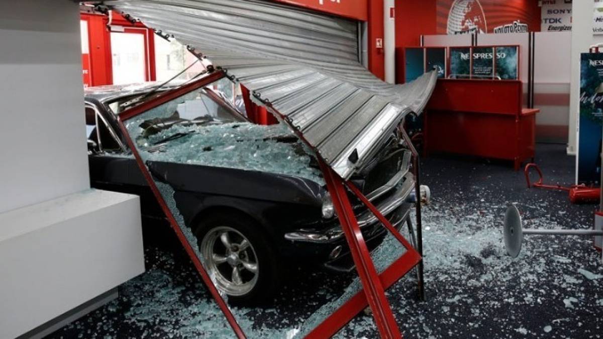 Νέα εισβολή με αυτοκίνητο σε κατάστημα στο Περιστέρι