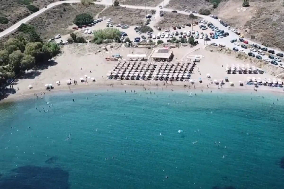 Η top παραλία για οικογένειες με παιδιά 1 ώρα από την Αθήνα