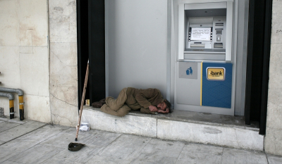 Το ελληνικό «success story»: Κίνδυνος φτώχειας για 1 στα 3 νοικοκυριά - Eurostat