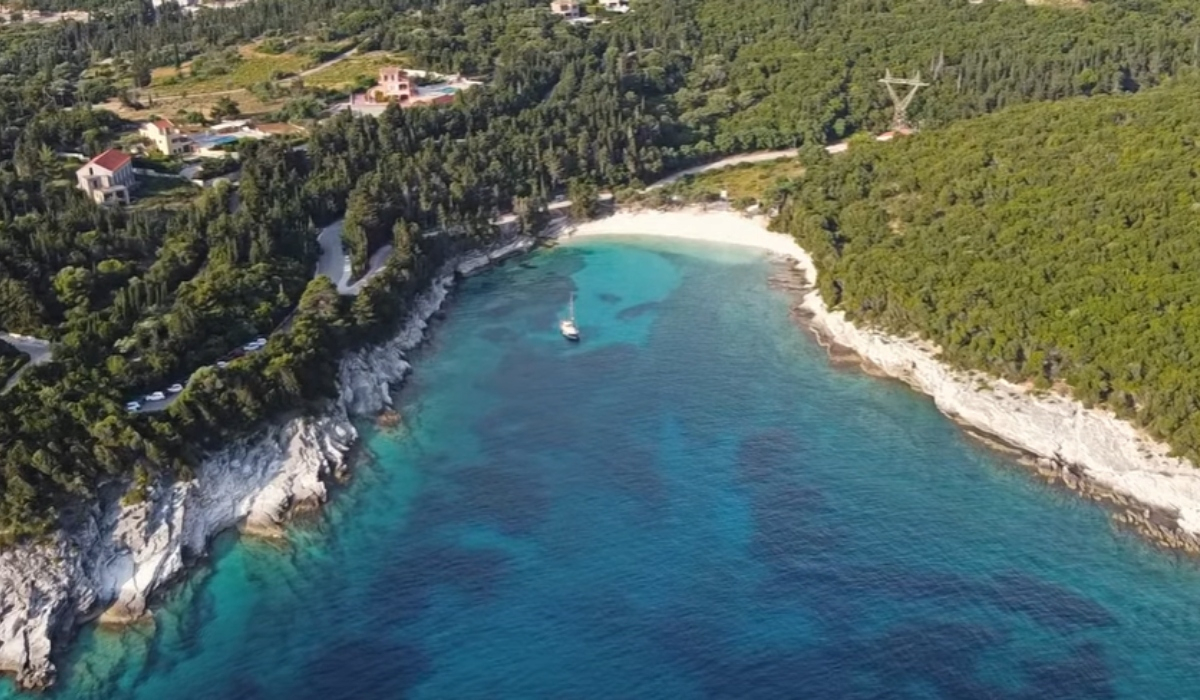 Η παραλία του Ιονίου με τα κρυστάλλινα νερά όπου η μάσκα είναι περιττή (Βίντεο - drone)