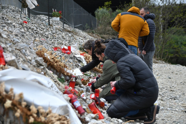 Τέμπη: Συγκίνηση στο μνημόσυνο των θυμάτων – 40 ημέρες μετά το σιδηροδρομικό δυστύχημα