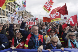 Γαλλία: Η Ελληνίδα που διαδηλώνει κατά του Μακρόν - Το πλακάτ που έγινε viral