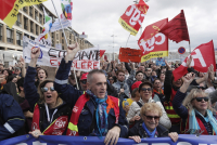 Γαλλία: Η Ελληνίδα που διαδηλώνει κατά του Μακρόν - Το πλακάτ που έγινε viral
