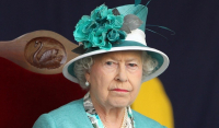 Βασίλισσα Ελισάβετ: Ανησυχία για την υγεία της – Την πρόδωσαν τα μωβ χέρια;