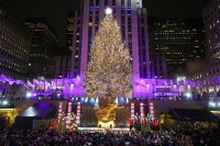 Μύρισε Χριστούγεννα - Η μια μετά την άλλη πόλη στολίζει και ανάβει το δέντρο της (Φωτογραφίες)