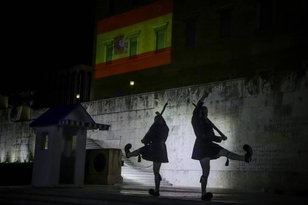 Κορονοϊός: «Ντυμένη» στα ισπανικά χρώματα η Βουλή